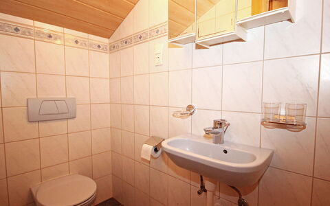 Fügen 400: Bagno, Proprietà, Piastrella, Camera, Parete, Idraulico Fixture, Gabinetto, Architettura, Interior Design, Rubinetto