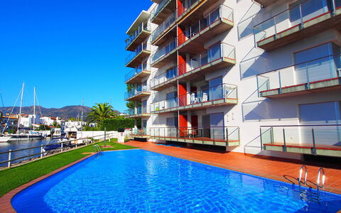 Cap Mestral: Acqua, Costruzione, Giorno, Proprietà, Cielo, Piscina, Azzurro, Blu, Pianta, Urban Design