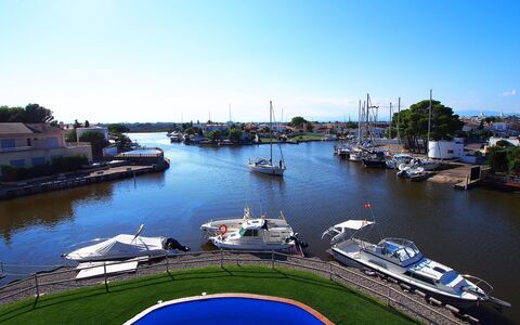 Cap Mestral: Corpo D'Acqua, Waterway, Trasporto Di Acqua, Acqua, Barca, Canale, Fiume, Marina, Veicolo, Risorse Idriche