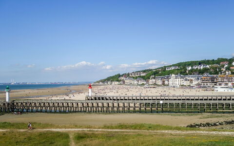 Deauville-Trouville 120: Cielo, Nube, Plain, Pascolo, Costruzione, Erba, Orizzonte, Paesaggio, Suolo, Campo