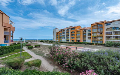 Le Barcarès 440: Pianta, Cielo, Nube, Costruzione, Proprietà, Fiore, Finestra, Urban Design, Condominio, Erba