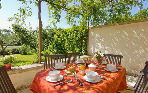 L'Olivier: Proprietà, Tovaglia, Immobiliare, Casa, Tavolo, Camera, Casa, Albero, Mobilia, Backyard