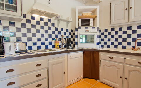 L'Olivier: Controsoffitto, Camera, Cabinetry, Piastrella, Cucina, Proprietà, Mobilia, Blu, Interior Design, Pavimento