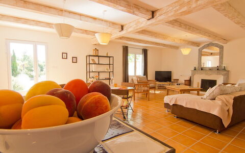 L'Olivier: Camera, Soggiorno, Interior Design, Proprietà, Mobilia, Soffitto, Arancia, Costruzione, Giallo, Pavimento