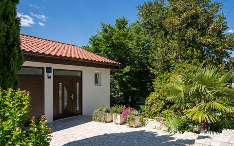 Vesna: Pianta, Cielo, Proprietà, Costruzione, Finestra, Casa, Albero, Lotto, Nube, Porta
