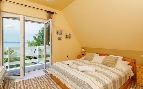 Hanna: Mobilia, Costruzione, Pianta, Comfort, Azzurro, Legna, Shade, Interior Design, Finestra