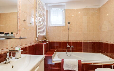 Hanna: Idraulico Fixture, Rubinetto, Vasca Da Bagno, Proprietà, Costruzione, Lavello, Bagno, Lavandino Del Bagno, Illuminazione, Interior Design