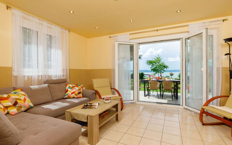 Hanna: Mobilia, Tavolo, Finestra, Divano, Pianta, Pianta Della Casa, Sedia, Interior Design, Soggiorno, Comfort