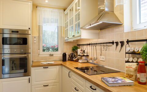 Hanna: Controsoffitto, Cabinetry, Proprietà, Pianta, Elettrodomestico Da Cucina, Lavandino Della Cucina, Cucina, Cucina Stufa, Finestra, Pianta Della Casa