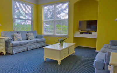 Kissimmee 150: Camera, Mobilia, Blu, Soggiorno, Giallo, Interior Design, Proprietà, Pavimento, Costruzione, Tavolino Da Caffè