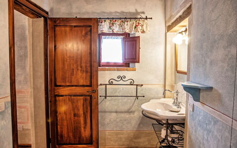 Villa Petrognano: Camera, Proprietà, Costruzione, Interior Design, Casa, Mobilia, Pavimento, Architettura, Bagno, Porta