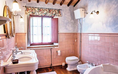 Villa Petrognano: Bagno, Camera, Proprietà, Interior Design, Costruzione, Immobiliare, Casa, Casa, Parete, Pavimento