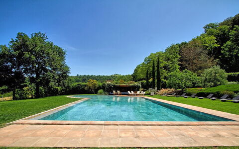 Villa Petrognano: Piscina, Proprietà, Paesaggio Naturale, Estate, Immobiliare, Casa, Erba, Tempo Libero, Albero, Casa