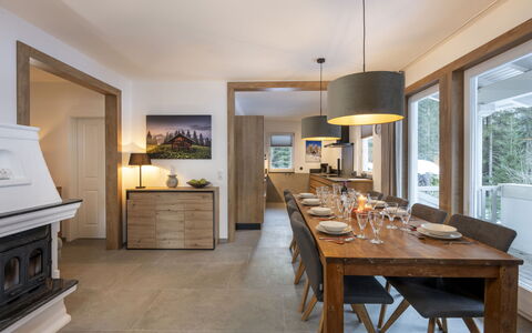 Steindlwald: Mobilia, Tavolo, Cabinetry, Controsoffitto, Finestra, Legna, Sedia, Cucina, Pavimento, Pavimentazione