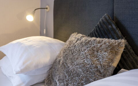 Steindlwald: Comfort, Legna, Pavimentazione, Letto, Telaio Del Letto, Biancheria, Tinte E Ombre, Camera Da Letto, Bedding, Latifoglie