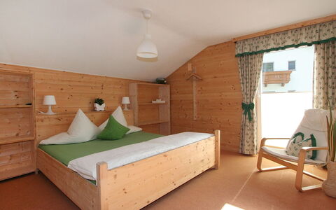 Ötztal: Camera, Mobilia, Camera Da Letto, Letto, Proprietà, Interior Design, Soffitto, Telaio Del Letto, Costruzione, Casa