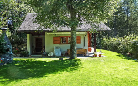 Roxane: Tetto, Casa, Villetta, Arbusto, Giardino, Area Rurale, Casa, Backyard, Edifici Giardino, Agriturismo