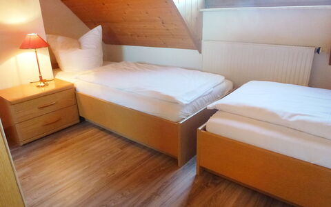 Schonach 125: Letto, Camera, Mobilia, Camera Da Letto, Telaio Del Letto, Materasso, Proprietà, Latifoglie, Pavimento, Interior Design