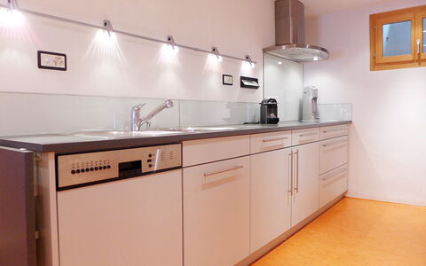 Ferienhaus Döss: Camera, Controsoffitto, Cabinetry, Proprietà, Cucina, Mobilia, Lavello, Interior Design, Costruzione, Casa