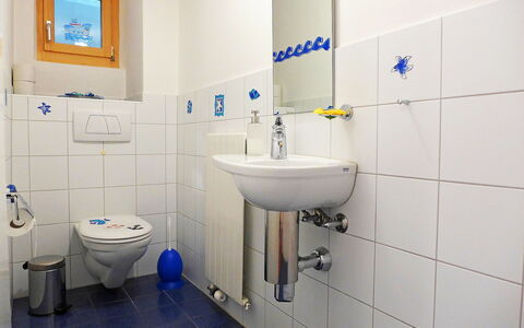 Ferienhaus Döss: Bagno, Proprietà, Camera, Idraulico Fixture, Parete, Piastrella, Rubinetto, Architettura, Bagno Accessorio, Gabinetto