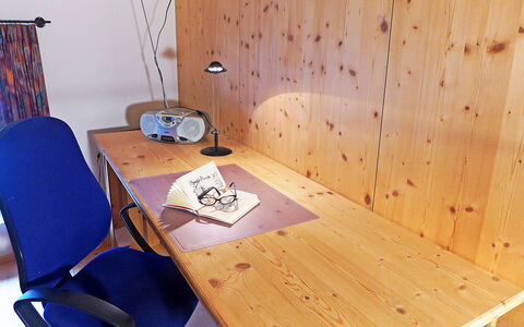Ferienhaus Döss: Tavolo, Mobilia, Sedia, Costruzione, Legna, Interior Design, Pavimentazione, Pavimento, Latifoglie, Color Legno