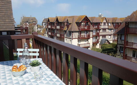 Deauville-Trouville 140: Cielo, Costruzione, Nube, Tavolo, Tavola, Legna, Sedia, Casa, Urban Design, Finestra