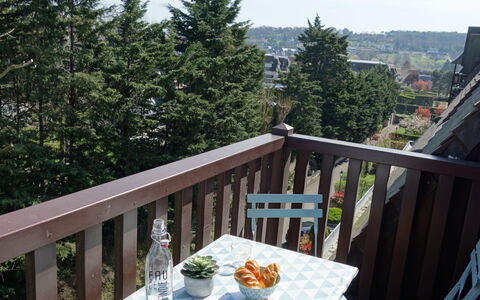 Deauville-Trouville 140: Tavolo, Cielo, Tavola, Proprietà, Mobilia, Sedia, Portico, Legna, Albero, Recinzione
