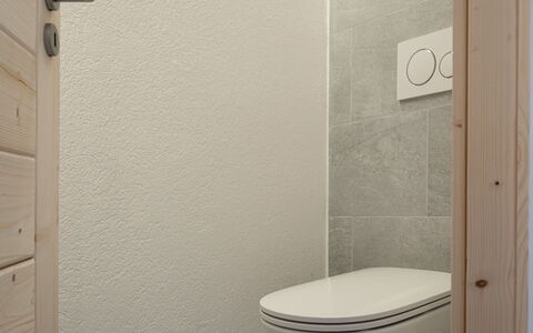 Haut de Cry 16: Bagno, Rettangolo, Viola, Interior Design, Pavimentazione, Pavimento, Legna, Parete