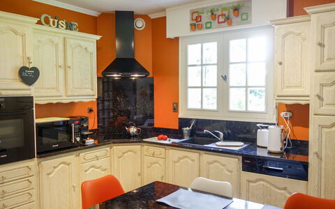 Villa Pallec: Cabinetry, Controsoffitto, Proprietà, Tavolo, Mobilia, Finestra, Cucina, Elettrodomestico Da Cucina, Cucina Stufa, Elettrodomestico