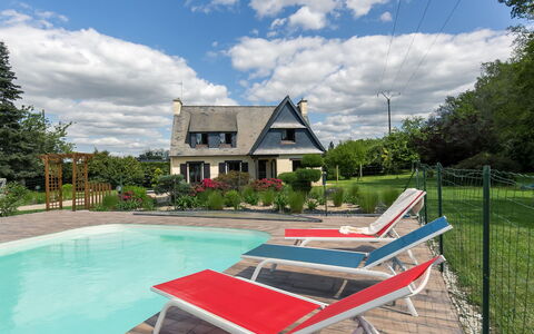 Villa Rocuet: Nube, Cielo, Pianta, Acqua, Proprietà, Costruzione, Albero, Mobili Da Esterno, Casa, Shade