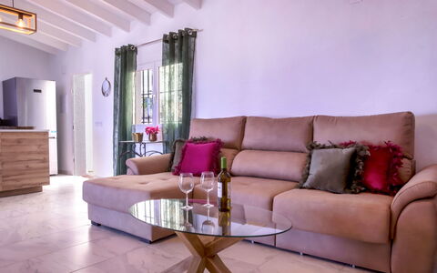 Villa Teresita: Mobilia, Proprietà, Costruzione, Divano, Cabinetry, Tavolo, Viola, Comfort, Legna, Interior Design