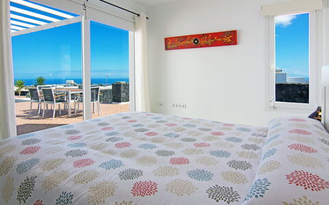 Pelzer: Proprietà, Mobilia, Finestra, Costruzione, Azzurro, Blu, Tessile, Interior Design, Shade