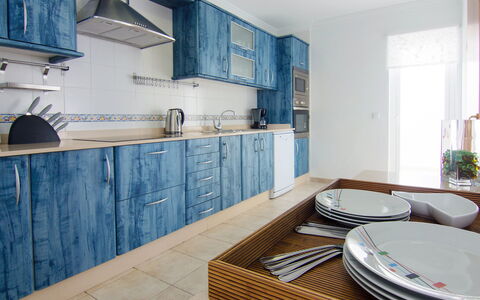 Pelzer: Cabinetry, Controsoffitto, Mobilia, Legna, Tavola, Dishware, Azzurro, Cucina, Costruzione, Tavolo