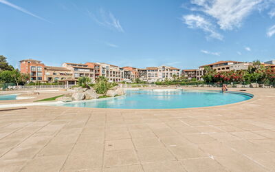 Saint-tropez 320: Cielo, Acqua, Costruzione, Nube, Piscina, Pianta, Azzurro, Albero, Casa, Urban Design
