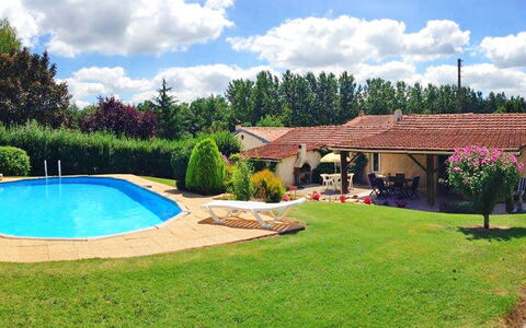 La Grangette: Nube, Acqua, Pianta, Cielo, Costruzione, Piscina, Albero, Lotto, Shade, Mobili Da Esterno