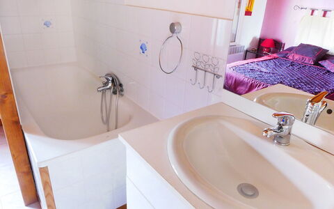 La Grangette: Bagno, Proprietà, Camera, Vasca Da Bagno, Viola, Rubinetto, Interior Design, Lavello, Idraulico Fixture, Rosa