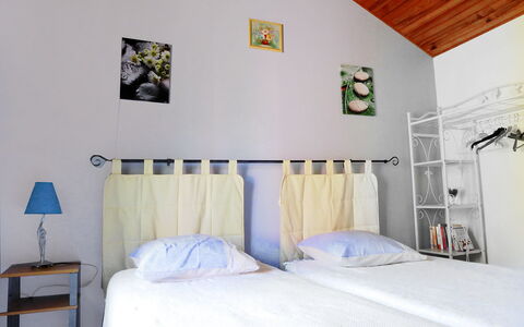 La Grangette: Camera Da Letto, Letto, Camera, Mobilia, Proprietà, Interior Design, Parete, Lenzuolo, Casa, Telaio Del Letto