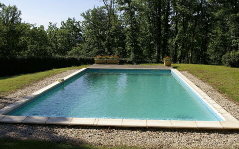 Les Chenes: Piscina, Proprietà, Erba, Acqua, Rettangolo, Tempo Libero, Albero, Backyard, Casa, Materiale Composito