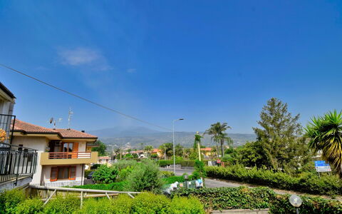 Clara: Cielo, Pianta, Costruzione, Finestra, Azzurro, Street Luce, Nube, Casa, Albero, Lotto
