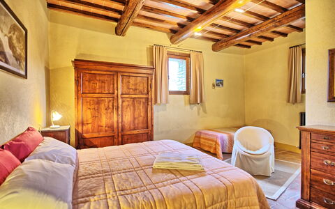 Podere Orietta: Camera Da Letto, Camera, Letto, Mobilia, Proprietà, Lenzuolo, Costruzione, Interior Design, Soffitto, Telaio Del Letto