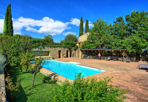 Brunello: Pianta, Cielo, Acqua, Nube, Proprietà, Costruzione, Azzurro, Botanica, Albero, Piscina