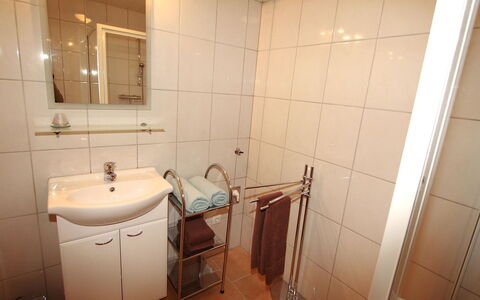 Corinna: Bagno, Proprietà, Camera, Piastrella, Parete, Bagno Accessorio, Idraulico Fixture, Interior Design, Immobiliare, Pavimento