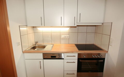 Corinna: Proprietà, Camera, Cabinetry, Cucina, Mobilia, Controsoffitto, Credenza, Pavimento, Costruzione, Casa