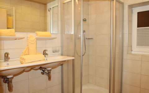 Pettneu am Arlberg 280: Bagno, Proprietà, Camera, Piastrella, Doccia Porta, Idraulico Fixture, Porta, Architettura, Doccia, Immobiliare