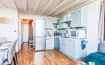 Marie Antoinette 219.2: Cabinetry, Controsoffitto, Mobilia, Costruzione, Blu, Cucina, Legna, Sedia, Pavimentazione, Interior Design
