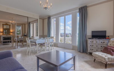 Cabourg 219: Tavolo, Mobilia, Proprietà, Cabinetry, Costruzione, Sedia, Legna, Illuminazione, Interior Design, Architettura