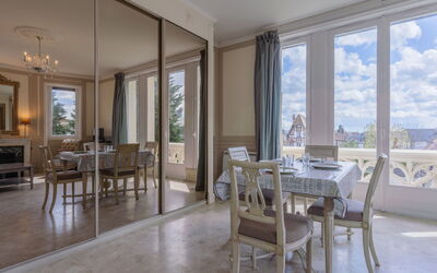 Marie Antoinette 219.1: Tavolo, Mobilia, Proprietà, Sedia, Costruzione, Finestra, Interior Design, Illuminazione, Legna, Soggiorno