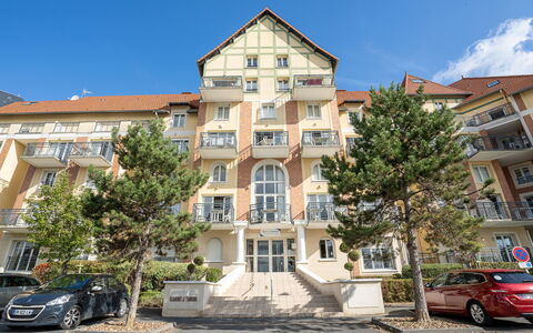 Cabourg 560: Auto, Ruota, Cielo, Costruzione, Finestra, Veicolo, Pianta, Infrastruttura