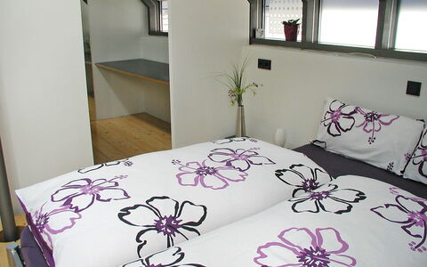 Albergo Centro: Letto, Camera Da Letto, Lenzuolo, Viola, Camera, Telaio Del Letto, Mobilia, Rosa, Bedding, Interior Design