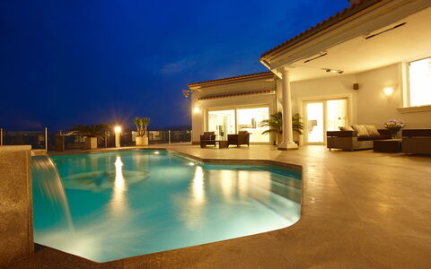Finca Edel: Acqua, Cielo, Proprietà, Piscina, Costruzione, Finestra, Azzurro, Casa, Mobili Da Esterno, Zona Residenziale